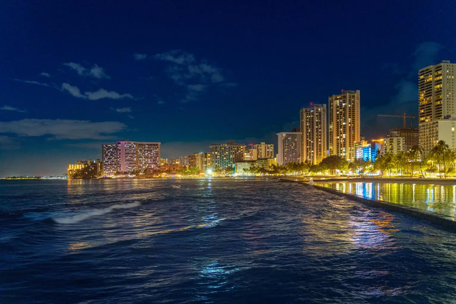 Waikiki beach and Honolulu skyline